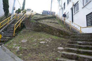 Las escaleras de la mitad en la carrera 22 con calle 47 en el barrio San Jorge, según la Secretaría de Infraestructura, van a ser demolidas para convertirse en una zona verde del sector. 	