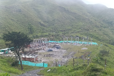 La cancha que se construía en Florencia estaba abandonada. Parece que tendrá nuevo aire.