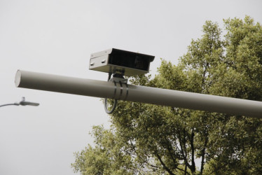 Cámara de fotomultas en la avenida Santander de Manizales. Desde este martes, 5 de noviembre, 23 cámaras instaladas en 14 puntos de Manizales servirán para aplicar fotomultas a los conductores infractores de tres normas.