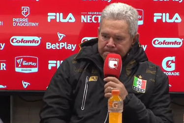 Hernán Darío Herrera, director técnico del Once Caldas, reflejó en su rostro, durante la rueda de prensa posterior al partido que el Blanco perdió 2-1 contra Santa Fe, su enojo por el resultado.