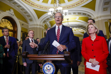 El líder electo de la mayoría del Senado, John Thune, con su equipo de liderazgo recién elegido, responde a una pregunta de los medios de comunicación luego de la votación del liderazgo republicano del Senado en el Capitolio de los Estados Unidos en Washington, DC, EE. UU., el 13 de noviembre de 2024.