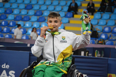 El villamariano Juan Esteban Gaviria Ospina, de 14 años, consiguió la medalla de oro en para tenis de mesa. Sobre su silla de ruedas logró la segunda presea de Caldas en los Juegos Nacionales Juveniles.