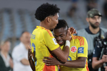 Jugadores de Colombia celebran un gol este viernes, durante un partido de las eliminatorias sudamericanas al Mundial de Fútbol 2026. 