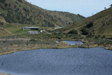 El Parque Reserva Laguna Negra Tucurrumbí está a un lado de la vía Manizales-Murillo, en límites con el Parque Nacional Natural Los Nevados.