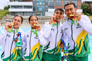 Valentina Villa, Mariana Quiroga, Martín Guevara y David Aguirre posan para foto con la medalla de oro. Ganaron ayer, en Chinchiná, la prueba de relevos en el triatlón de los I Juegos Nacionales Juveniles. 