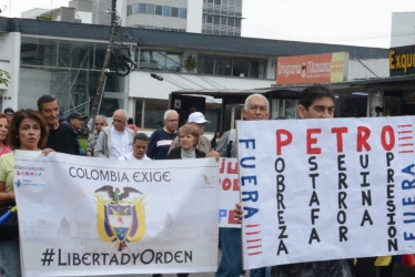 En Manizales la movilización contra el Gobierno nacional la encabezan reservistas de las Fuerzas Armadas. También participan ganaderos, comerciantes, personal de la salud, entre otros ciudadanos. 