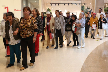 Diez abuelos por primera vez son llevados a un centro comercial