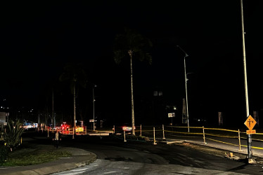 Perspectiva de la avenida 12 de Octubre desde la Torre de Chipre, en Manizales. Debido a obras en la vía, el alumbrado público está interrumpido.