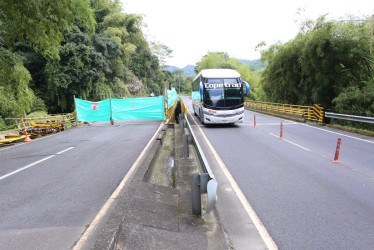 El puente El Rosario, en la vía Manizales-Chinchiná, lleva 14 meses con cierre parcial. Está a cargo de Autopistas del Café.