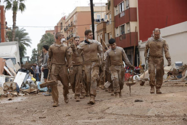 Un grupo de militares trabaja en la limpieza de las calles de Paiporta, este lunes. La provincia de Valencia 