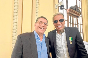 Foto | Tomada de X | LA PATRIA El diputado conservador Luis Roberto Rivas compartió su emoción por el homenaje y condecoración que le hizo la Asamblea al jugador del Once Caldas Dayro Moreno.