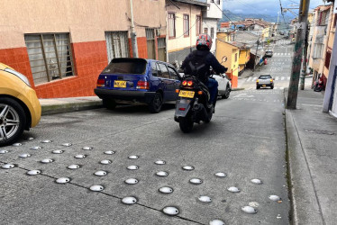 Estos son los reductores de velocidad que, según la comunidad, generan ruido y afectan sus viviendas.