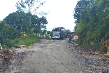 La vía Berlín-Florencia, corregimientos de Samaná (Caldas), presenta serios retrasos en su pavimentación. Comunidad denuncia presuntas obras falsas y teme que haya supuestos contratos fantasma