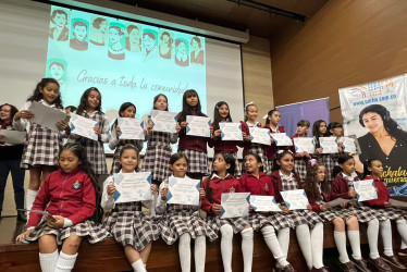 Las niñas del semillero de escritura de la Institución Educativa Perpetuo Socorro de Manizales recibieron certificación por su acompañamiento durante dos años al proyecto Mujeres Escritoras Centenarias del Centro Cultural del Banco de la República de Manizales