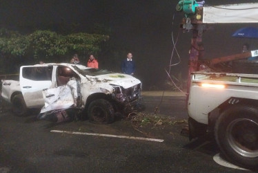 El conductor del carro que rodó por una ladera en la avenida Centenario de Manizales solo sufrió lesiones leves.