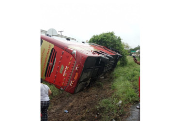 Uno de los dos carros involucrados en el accidente de Puerto Salgar.