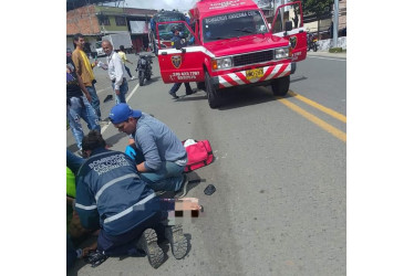 Bomberos de Anserma atendió a la adulta mayor atropellada y al motociclista. 