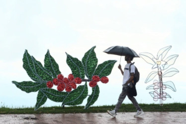 Instalación alumbrado navideño en Manizales