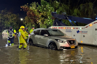 Vehículos quedaron atrapados en las inundaciones en Bogotá.