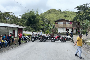 Ciudadanos ubicaron sus vehículos en la carretera que pasa por la vereda Santa Bárbara (Samaná, Caldas)