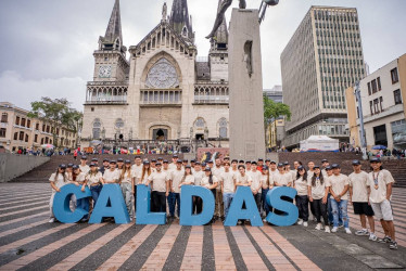 Los 68 jóvenes se reunieron en la Plaza de Bolívar antes de partir para Ibagué (Tolima). 