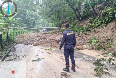 Derrumbe entre Marquetalia y Victoria debido a las lluvias de las últimas horas.
