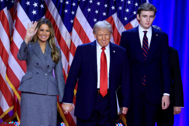 Donald J. Trump con su esposa, Melania Trump, y su hijo Barron Trump.