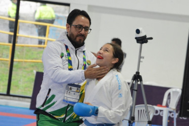 karateca caldense Sofía Cárdenas y su técnico, Edison Ospina. 