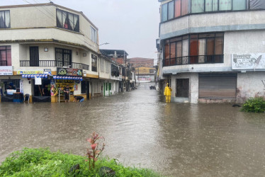 Residentes del sector denunciaron cómo las aguas negras salieron rebosadas al interior de las casas