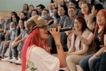 Karol G le pone el corazón a la educación. 