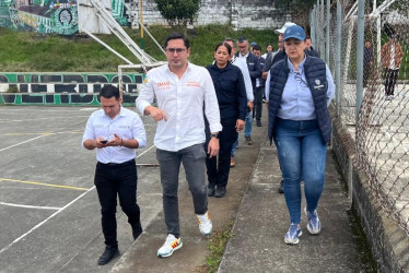 La ministra del Deporte, Luz Cristina Trejos (d), recorre los escenarios deportivos de Anserma (Caldas) junto al alcalde, Omar Andrés Reina.