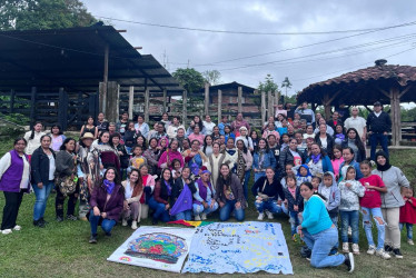 El colectivo de Eco Heliconias pasan después del primer encuentro de empoderamiento con la Universidad Autónoma de Manizales. 