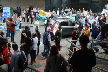 Los manifestantes del norte de Caldas frente a la sede de Corpocaldas este viernes en Manizales.