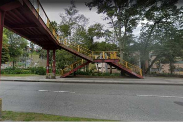 Puente peatonal sobre la avenida Kevin Ángel donde ocurrió el accidente.