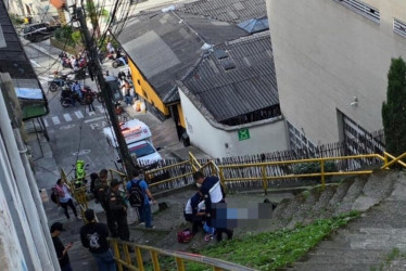 Fotos| LA PATRIA Un hombre, de 77 años, perdió la vida al caer en las escaleras que unen al barrio San Jorge con la avenida Santander, en Manizales, el 30 de septiembre pasado. Testigos dijeron que el señor perdió el equilibrio y se dio contra el pavimento.