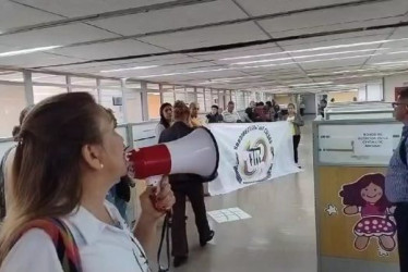 Un plantón, en la calle, y una intervención en la sede de la Secretaría de Educación de Manizales han formado parte de las protestas del Sindicado de Empleados y Trabajadores de la Educación (Sintrenal).