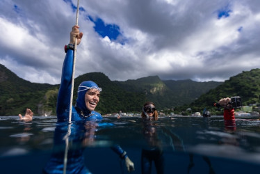 La alegría de Sofía Gómez Uribe después de lograr un nuevo récord continental en apnea: inmersión de 106 metros.