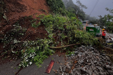 Deslizamientos de tierra en el sector Ventiaderos, tiene cerrada la vía Marsella - Pereira 