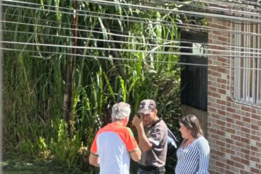 Algunas personas del barrio Villa Julia se encuentran midiendo predios en zona de alto riesgo. 