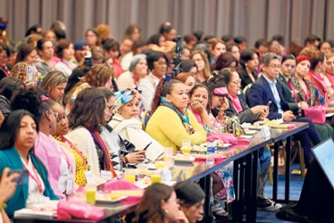 Foto | EFE | LA PATRIA Fotografía cedida por la Vicepresidencia de Colombia de varias mujeres durante el lanzamiento del Plan de Acción Nacional Mujeres, Paz y Seguridad, este sábado en Bogotá.
