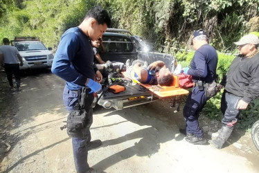 Tras la llamada de emergencia, Bomberos se contactó con el conductor de un particular, que ya transportaba a 2 ocupantes de una moto.
