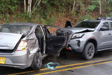 El accidente comprometió dos carros. Fotos de Bomberos. 