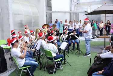 La banda sinfónica estudiantil de la Institución Educativa Nuestra Señora del Rosario tocó villancicos y música colombiana.