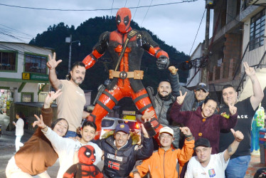 La quema del muñeco de Año Viejo es una tradición de hace 19 años en el sector de Tres Esquinas en el barrio Fátima de Manizales. Hoy queman una réplica de Deadpool, personaje de Marvel. La figura está construida con materiales reciclables como papel periódico, espuma y cartón.