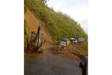 Las fuertes lluvias de la noche de este 25 de diciembre ocasionaron un deslizamiento que taponó la vía entre Manizales y Fresno, cerca de Padua (Tolima).