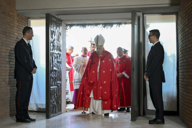 El papa Francisco abrió el jueves 26 de diciembre una Puerta Santa, con motivo del Jubileo que se celebra cada 25 años, en la cárcel de Rebibbia, en Roma, un gesto simbólico para llevar la esperanza a todos las personas encarceladas.