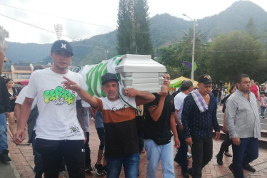 Cientos de personas acompañaron la ceremonia de despedida de Miguel Ángel Cañas, quien murió en moto con su novia el pasado lunes, tras ser arrollados por un tractocamión en La Felisa (La Merced).