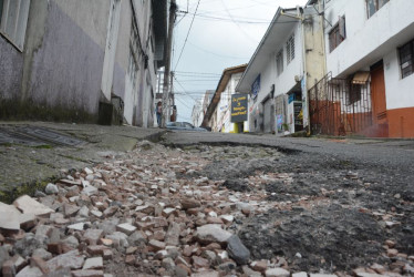 Foto | Freddy Arango | LA PATRIA  Este es el hueco que, según los residentes, genera inconvenientes en la zona. 	