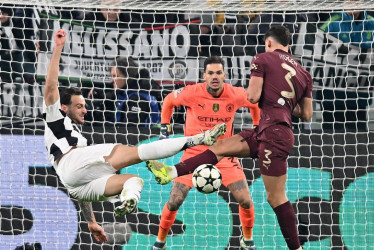 Volea de Federico Gatti, de la Juventus, durante el partido contra el Manchester City en el Allianz Stadium de Turín (Italia).