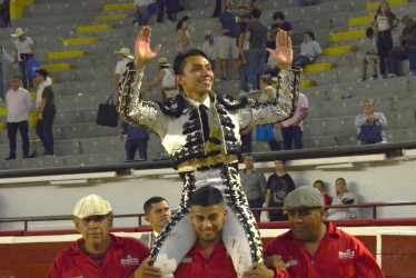 Salida de Luis Miguel Ramírez luego de triunfar en la novilla de la Feria de Cali.